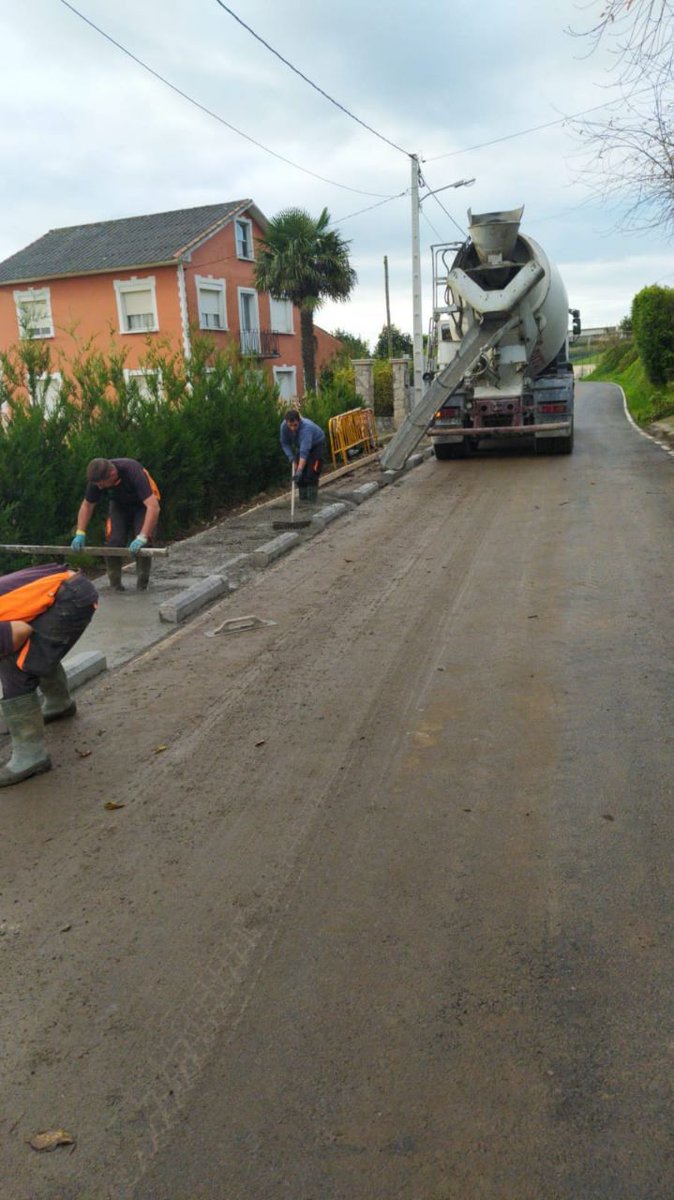 ConcelloMino's tweet photo. 🚶‍♀️ As obras da senda peonil en Viadeiro (Castro) achéganse a súa fase final.

👉 O @ConcelloMino iniciou a semana pasada a construción deste corredor, que terá máis de 300 metros de lonxitude e tamén comunicará o local social co núcleo de #Viadeiro.

#ConcellodeMiño https://t.co/BTHIdjoh94