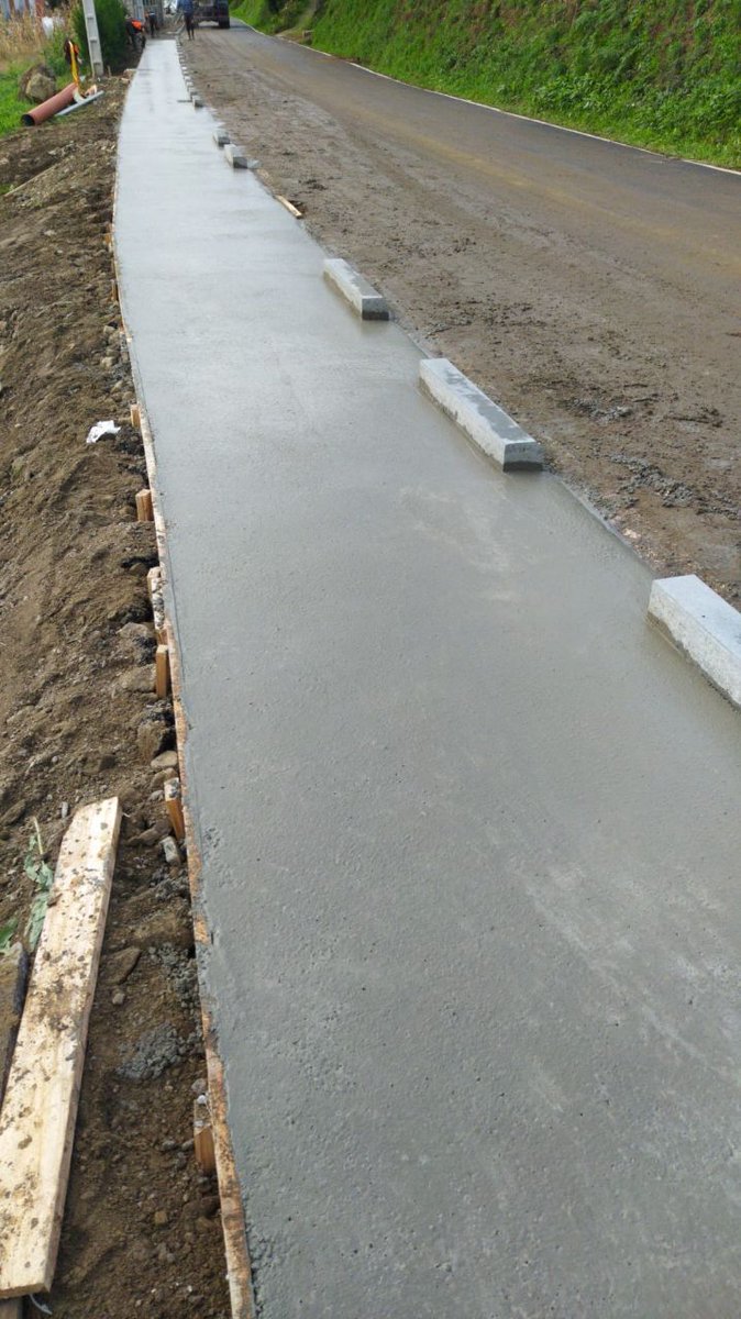 ConcelloMino's tweet photo. 🚶‍♀️ As obras da senda peonil en Viadeiro (Castro) achéganse a súa fase final.

👉 O @ConcelloMino iniciou a semana pasada a construción deste corredor, que terá máis de 300 metros de lonxitude e tamén comunicará o local social co núcleo de #Viadeiro.

#ConcellodeMiño https://t.co/BTHIdjoh94