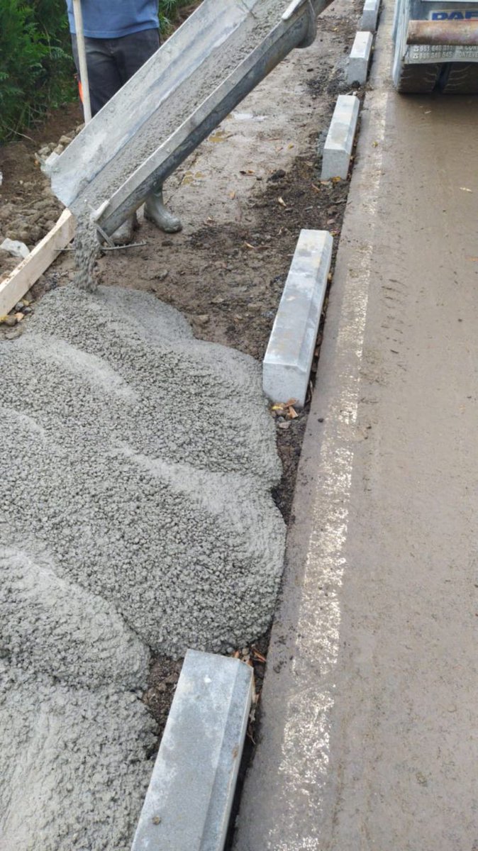 ConcelloMino's tweet photo. 🚶‍♀️ As obras da senda peonil en Viadeiro (Castro) achéganse a súa fase final.

👉 O @ConcelloMino iniciou a semana pasada a construción deste corredor, que terá máis de 300 metros de lonxitude e tamén comunicará o local social co núcleo de #Viadeiro.

#ConcellodeMiño https://t.co/BTHIdjoh94