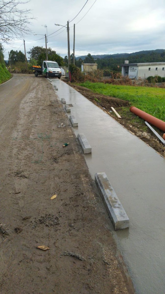 ConcelloMino's tweet photo. 🚶‍♀️ As obras da senda peonil en Viadeiro (Castro) achéganse a súa fase final.

👉 O @ConcelloMino iniciou a semana pasada a construción deste corredor, que terá máis de 300 metros de lonxitude e tamén comunicará o local social co núcleo de #Viadeiro.

#ConcellodeMiño https://t.co/BTHIdjoh94