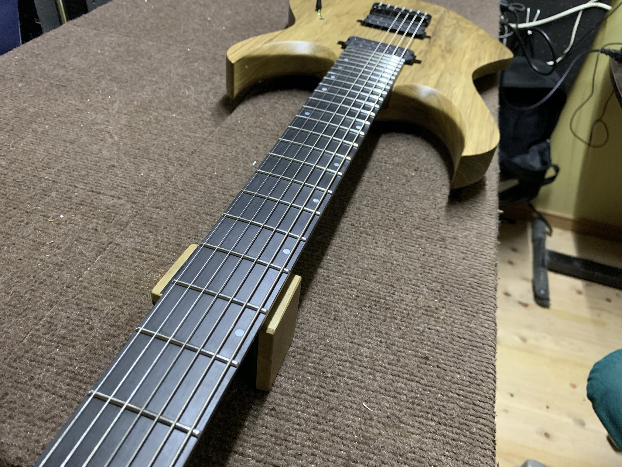 音楽堂 平林 ポジションマークの後入れと言うなかなか珍しい作業をさせて頂きました 白蝶貝のf4mmのポジションでクールな雰囲気を守る事も出来たかと 後入れの作業はフレットが邪魔で位置決めや加工が地味に大変なのです フレット交換依頼等と並行して