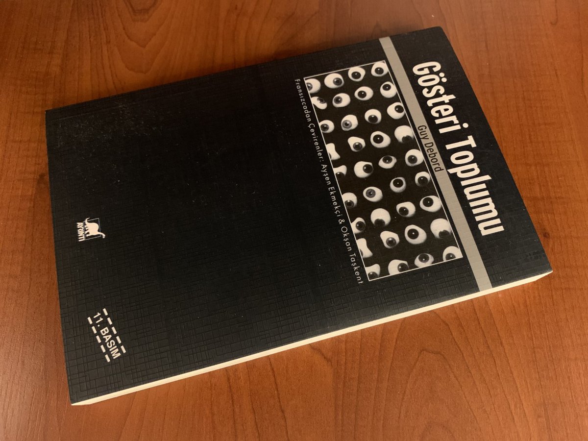 Gösteri toplumunda kurtuluş vaat edenler de gösterinin birer parçasıdırlar. Yazar mevcut düzenin ögeleri ile kendine has bir gösteri toplumu kurguluyor ve bunu örneklendiriyor.

Bir alıntı:"Gösterinin hakim olduğu her yerde örgütlü olan tek güç gösteriyi isteyen güçlerdir." s.178