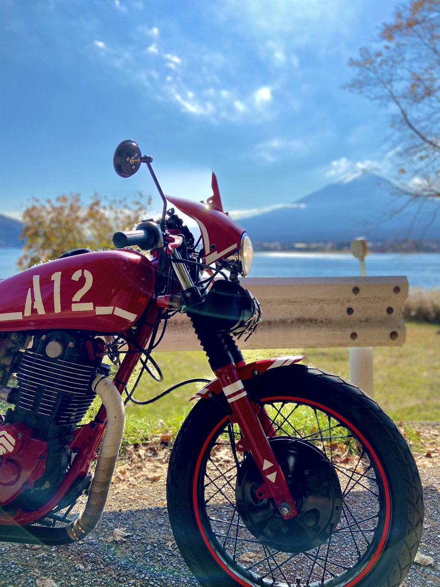 hobbysyaraku's tweet photo. 河口湖までツーリング
晴れて良かった🤣

#バイク 
#ヤマハ
#SR400 
#YAMAHA 
#ツーリング 
#山梨観光 
#河口湖 
#富士山 
#シャア専用 
#赤い彗星 
#カワサキ 
#kawasaki 
#NINJA250R 
#バイク好きと繋がりたい 
#フォロー大歓迎 
#推して下さい 
#motorcycle 
#charonly 
#zeon 
#pleasefollowme https://t.co/QceVMHlEGR