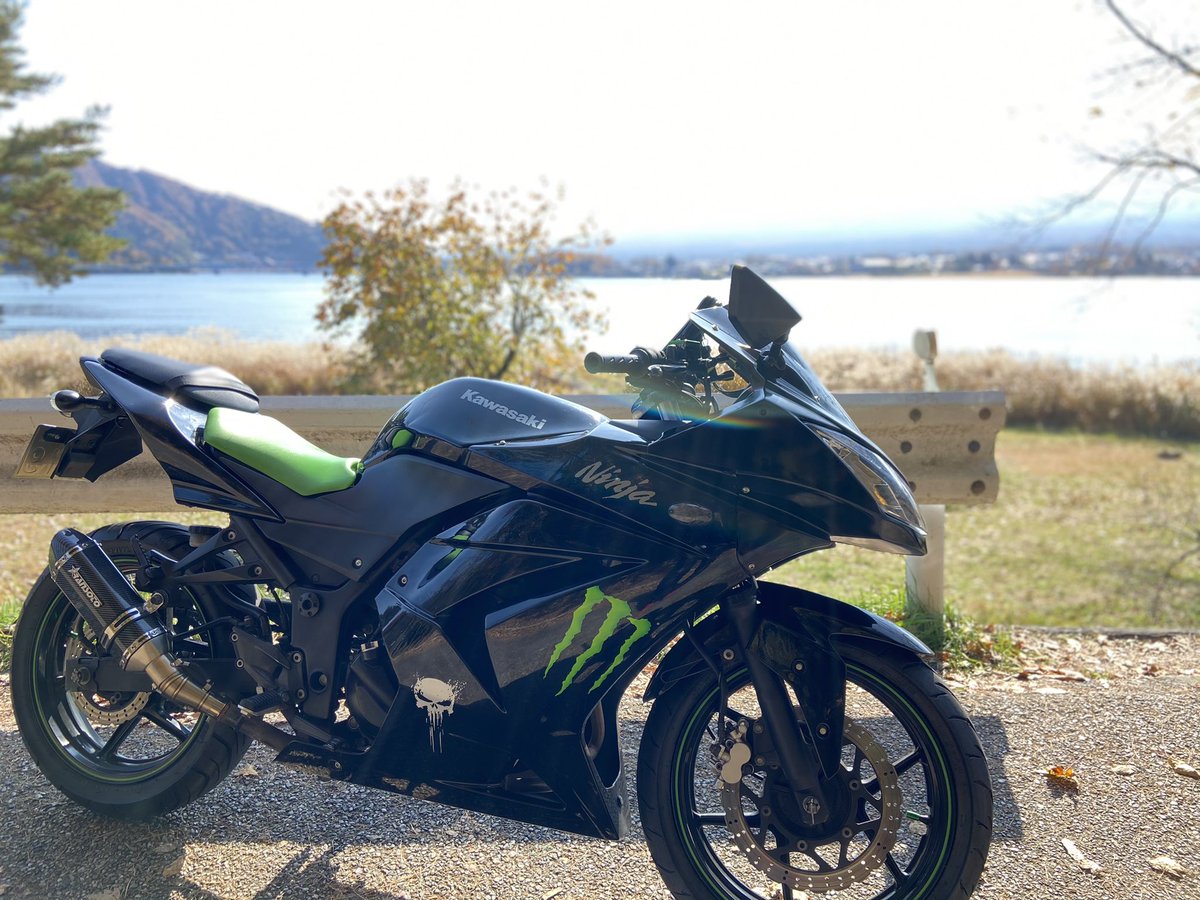 hobbysyaraku's tweet photo. 河口湖までツーリング
晴れて良かった🤣

#バイク 
#ヤマハ
#SR400 
#YAMAHA 
#ツーリング 
#山梨観光 
#河口湖 
#富士山 
#シャア専用 
#赤い彗星 
#カワサキ 
#kawasaki 
#NINJA250R 
#バイク好きと繋がりたい 
#フォロー大歓迎 
#推して下さい 
#motorcycle 
#charonly 
#zeon 
#pleasefollowme https://t.co/QceVMHlEGR
