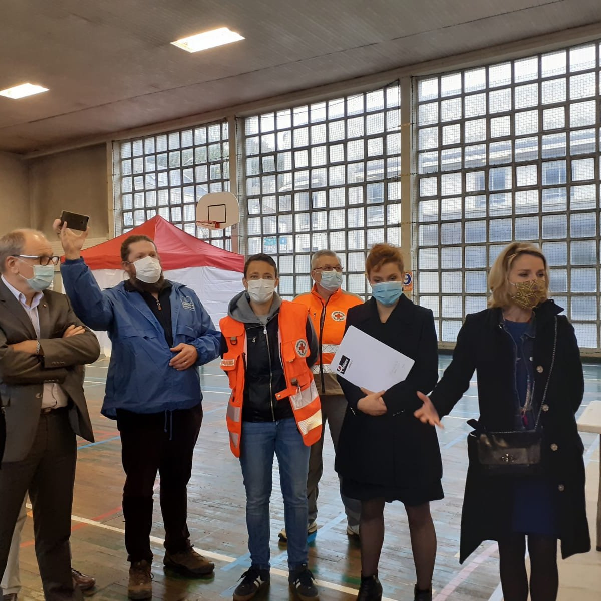 Prefet86's tweet photo. Cécile NICOL, directrice de la DDCS, @L_Moncondhuy, maire de @poitiersfr et les services de @Grand_Poitiers inaugurent la halte répit au gymnase Pont-Achard. https://t.co/hK9Mlk1udV