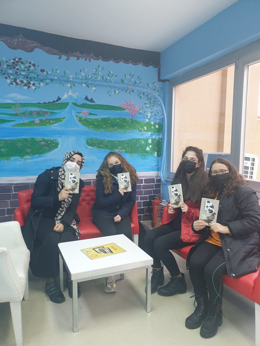 GSB_CatalcaGM's tweet photo. Bir gençlik merkezinde neler mi oluyor 🙃
Gençlik merkezinden ne tür faaliyetler var diye merak edip #merkezimize gelen gençleri itinayla #KitapOkumaHalkarımıza dahil edilir .Şanslı üç arkadaşımız Yağmur, Nehir, Tuğçe 🥰 İlk okuma kitabımız "Dokuzuncu Hariciye Koğuşu".

#GSBGM https://t.co/slrm7lnUVm