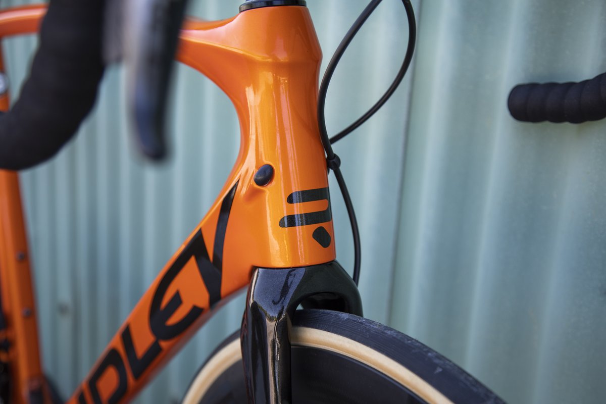 Ridley_Bikes's tweet photo. The orange on this Fenix SL Disc is just perfect during the autumn season! 
What's your preference? Bright colours or classy black?

510 - Rich Orange Metallic
8 - Black
Finish: Gloss

#FenixSLDisc #PureLineXL https://t.co/fHwwejurCf