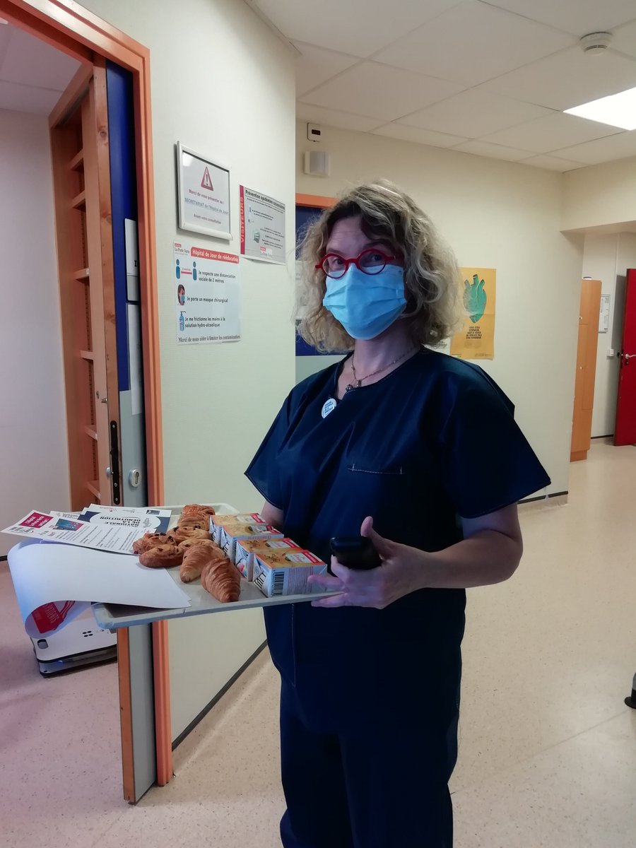 HopLaPorteVerte's tweet photo. #semainedenutrition2020 : livraison d'un petit-déjeuner de sensibilisation à l'ensemble des professionnels de @HopLaPorteVerte ce matin. Et c'est aussi pour le moral ! @stopdenutrition https://t.co/7xynkpMte8
