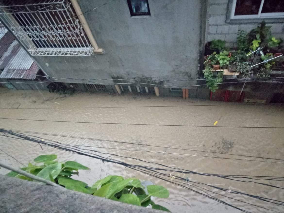 izyoboiRaf's tweet photo. Lord gabayan mo po relatives ko sa Marikina
#RescuePH 
#RescuedPh https://t.co/TXo136cntB