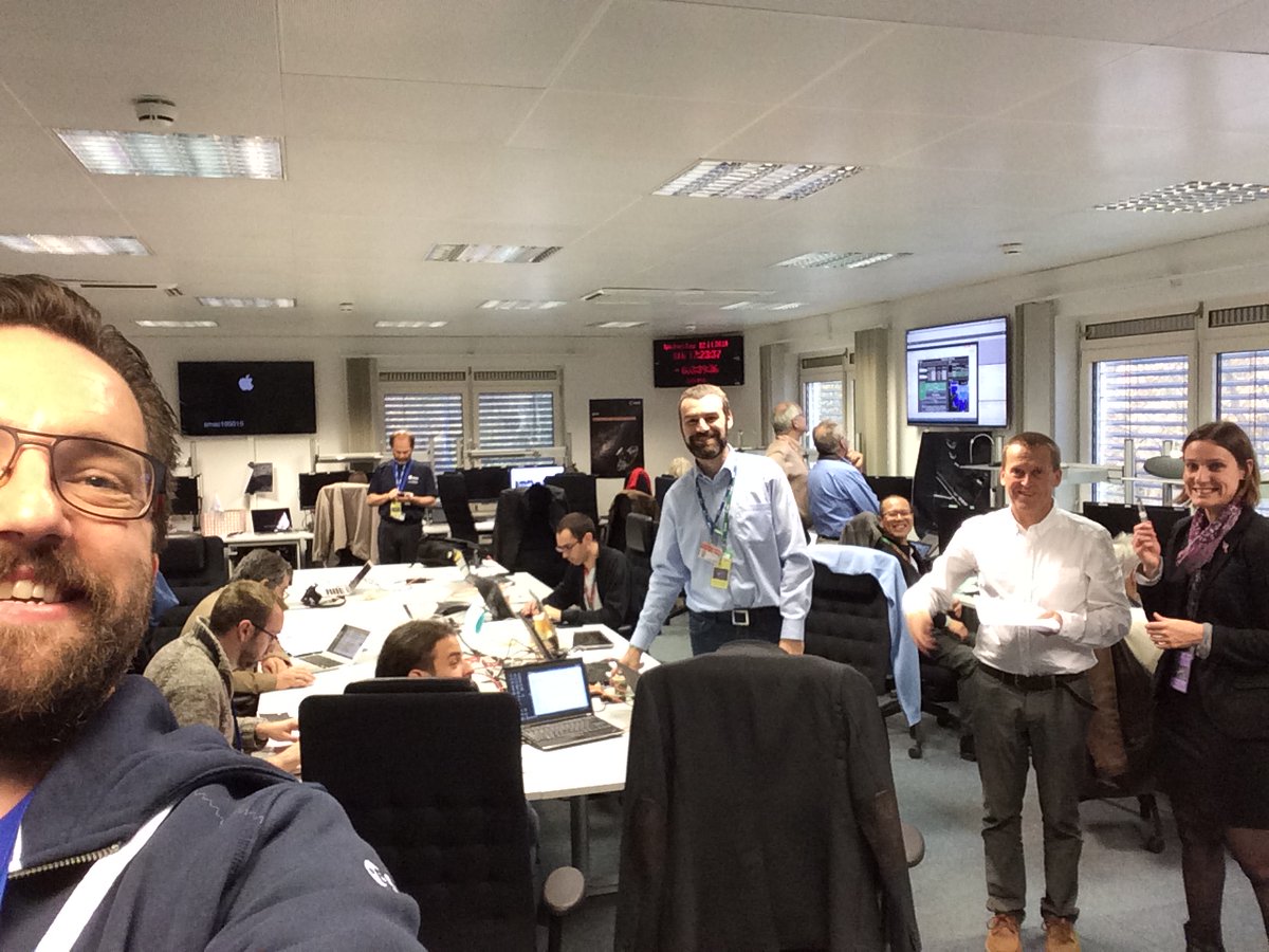 mggtTaylor's tweet image. and here in the PISA (Principal Investigator Support Area) at ESOC with the @Rosetta_OSIRIS and Philae CIVA teams and Holger Sierks (OSIRIS PI) passing the OSIRIS images of the Philae descent to the super awesome @AstroEmz (on the USB stick!!!)