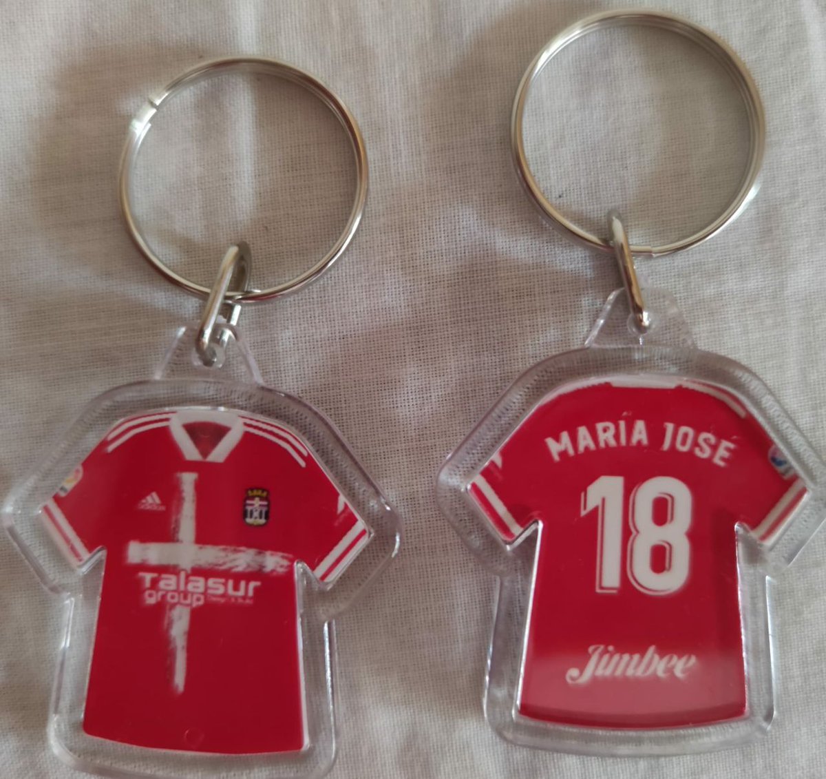 🤗 Encantada con mi llavero de la segunda equipación de nuestro <a href="/FCCartagena_efs/">FC Cartagena</a>, realizado por los amigos de <a href="/SolollaverosC/">SolollaverosCartagena</a>. 

Magnífica oportunidad de regalo o autoregalo 😉 

Además, recibirás un trato exquisito y rápido.  #Gracias 

#LaDeTodosLosCartageneros 🇩🇰
#Cartagena