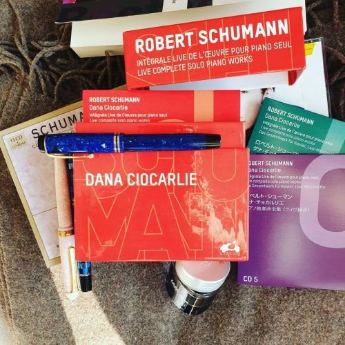 ClassicalCritic's tweet photo. #morninglistening to #Schumann’s #GhostVariations & #BeethovenVariations from this ‘integrale’ on @LaDolceVolta w/@ciocarliedana
Amazon: https://t.co/kzj08qqIJp
Live recordings.
#classicalmusic #classicalmusiccollection #classicalcdcollection #soloke… https://t.co/c2gR3oHRm9 https://t.co/mERDCU6YhW