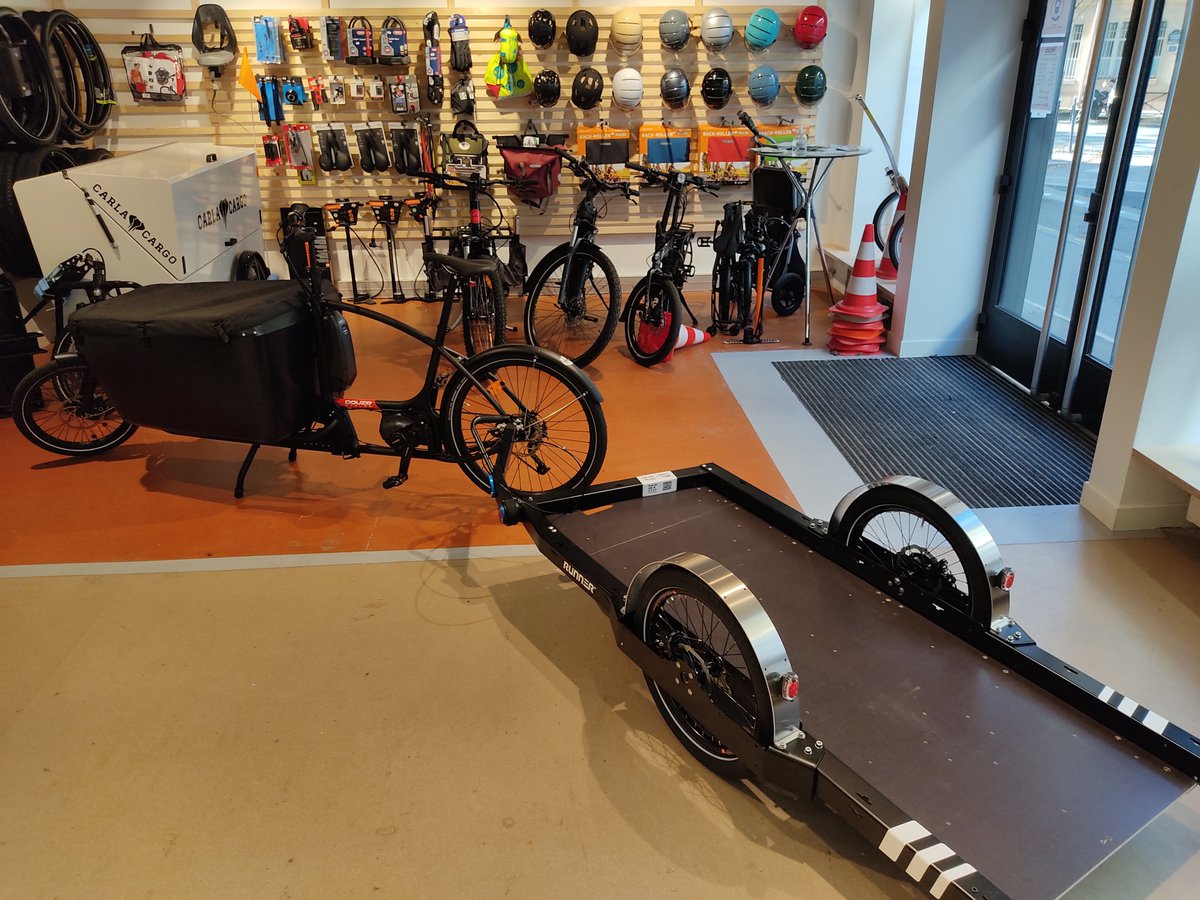 La nouvelle remorque vélo auto-freinée @FlexiModal Runner #madeinfrance fait son apparition chez Velab. Grâce grâce à sa largeur maîtrisée de 89cm et une capacité de charge de 200Kg, elle passera dans toutes les pistes cyclable ! 
Venez la tester au 2 rue Crillon 75004 Paris