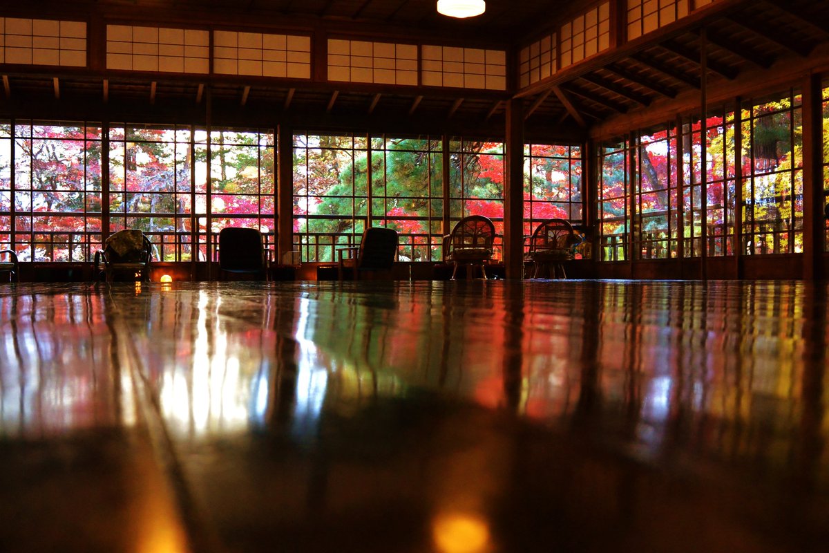 I was able to enjoy tea time while looking at the beautiful autumnal garden!
#Walk #WalkinginJapan #Travel  #Japan #autumn #Autumnleaves #Nanshoso #Superbview