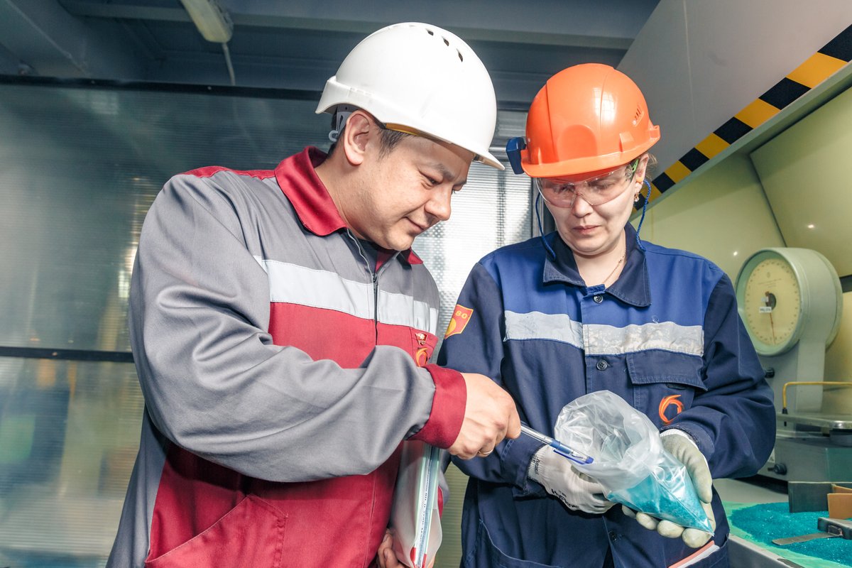 Машиностроительный завод мозырь директор. Инспектор качества. Рабочий цех. Контрольный мастер. Контроль качества на заводе.