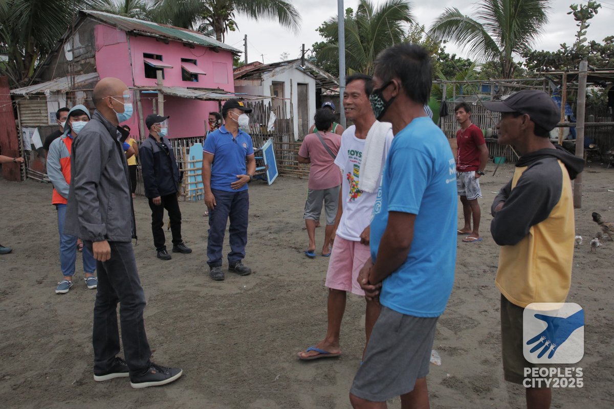 sanfernandoLU's tweet photo. Bago siya magikot-ikot, sumadya muna si Mayor Dong sa City Command Center upang kumustahin ang lagay ng siyudad. Nagpapasalamat siya sa Incident Management Team (IMT) na magdamag na tumutok sa sitwasyon upang mabilis na maka-responde sa mga emergency. https://t.co/rOHlUwIG2V
