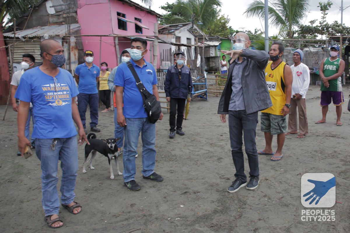sanfernandoLU's tweet photo. Bago siya magikot-ikot, sumadya muna si Mayor Dong sa City Command Center upang kumustahin ang lagay ng siyudad. Nagpapasalamat siya sa Incident Management Team (IMT) na magdamag na tumutok sa sitwasyon upang mabilis na maka-responde sa mga emergency. https://t.co/rOHlUwIG2V