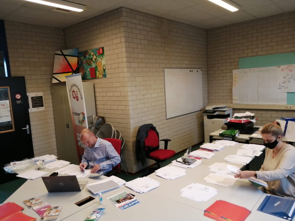 AlmerePF's tweet photo. Online werken en fysieke ondersteuning gaan hand in hand bij @AlmerePF @deschoor Vrijwilligers zetten zich in om lesboeken in elkaar te draaien ter ondersteuning van ons online (taal)aanbod #Corona #goedbezig @SociaalWerkNL https://t.co/fRQdFxi8YO