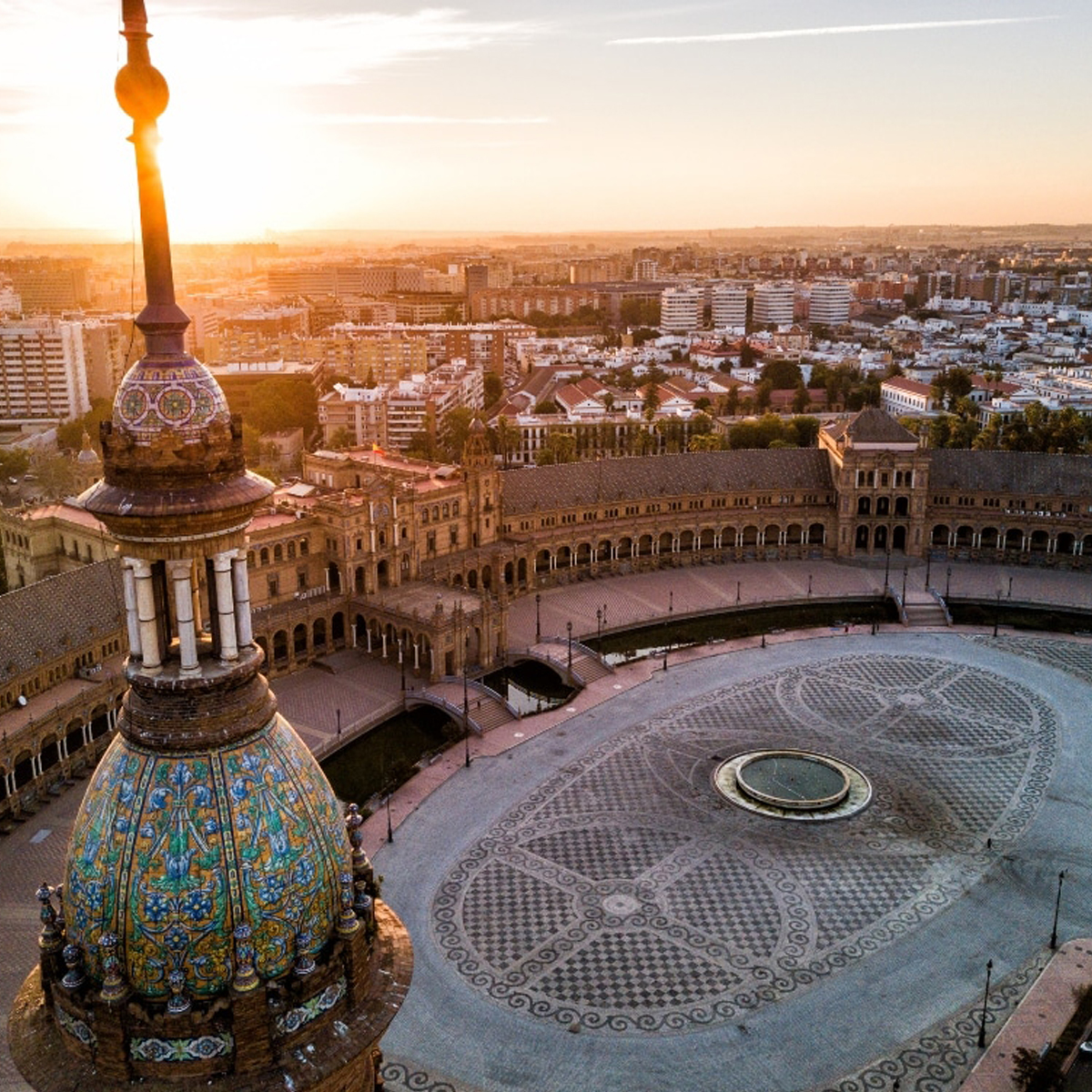 Esta maravillosa✨ ciudad puede aguantar todo y más. 💪 Solo con su belleza deja claro que no va a rendirse ni en los momentos más difíciles. 👏⁣
⁣
Y, siendo hijos de Sevilla, lo mismo nos pasa en 📍 Hotel Kivir. 😉 Juntos, saldremos adelante. 🙌

📸 <a href="/sevilla_secreta/">Sevilla Secreta</a>