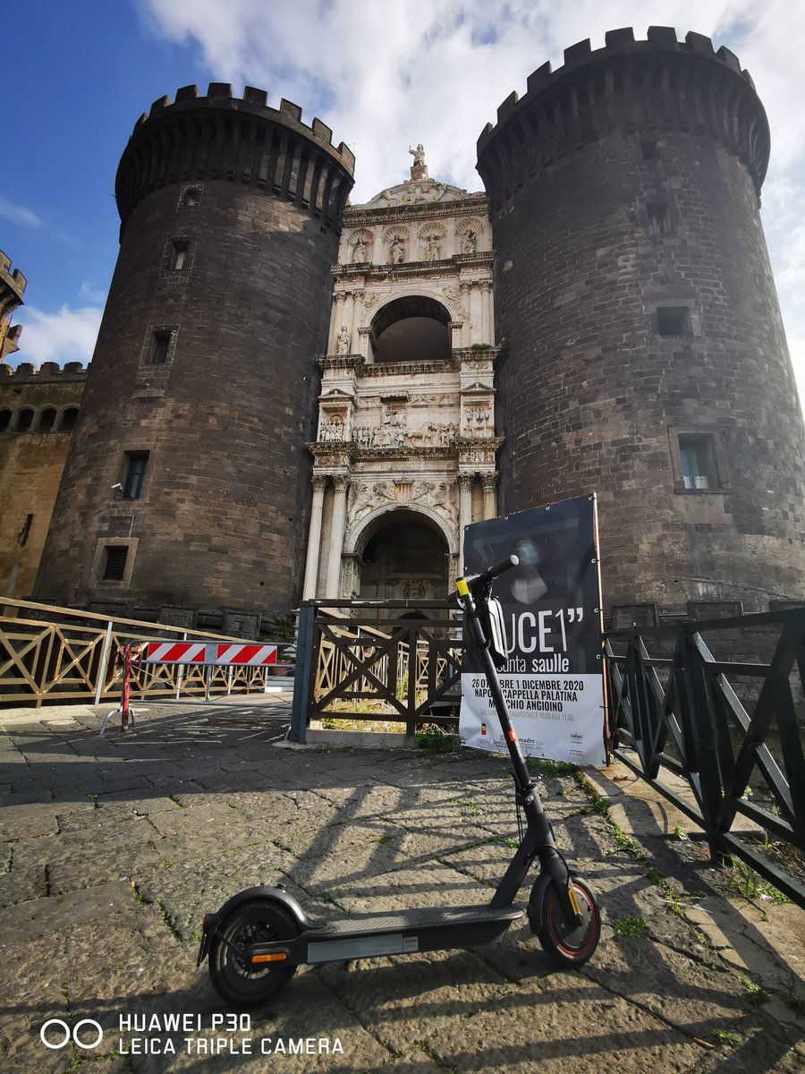 landbart's tweet photo. Ci vuole fortuna anche a nascere #monopattino . #Napoli #MaschioAngioino https://t.co/RhOVdLOx3j