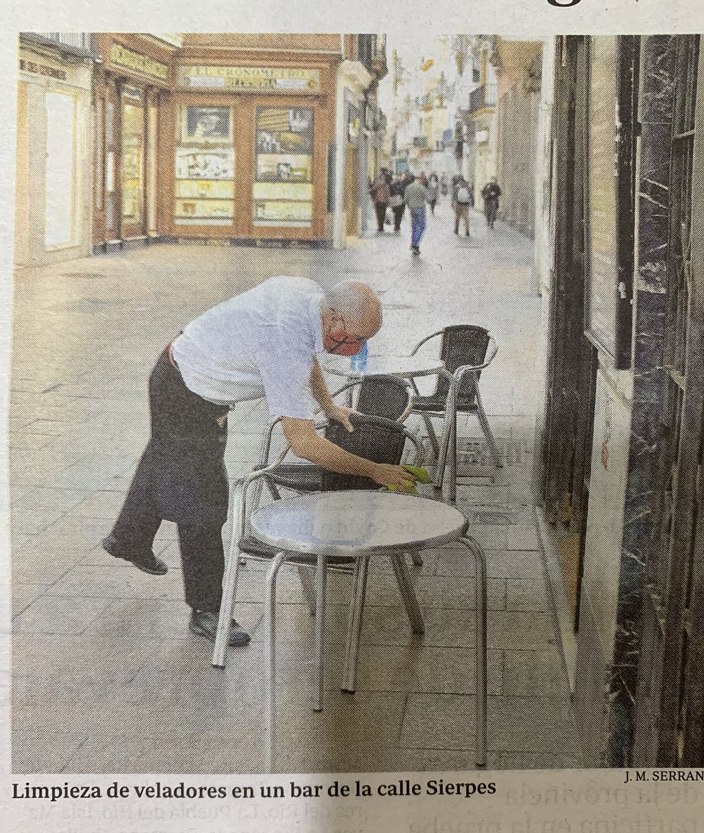 MariMacarmen's tweet photo. Todos lo estamos pasando mal, cuando llueve, llueve para todo el mundo. Pero mi aplauso va para el bar Catunambú de la 
c/Sierpes. Dos veladores, DOS! dentro nada, la barra está prohibida. Y ahí siguen todos los días. Admirables. 
Me emocionan. 👏🏻👏🏻 https://t.co/rJ7XCwJF6A