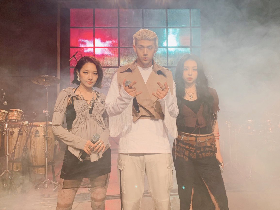 KARD_Official's tweet photo. [#KARD]
🔥목요일은 칻요일🔥
잠시 후 9시 THE KOLOR에 KARD가 함께 합니다🖤
KARD가 KARD한 시간❗️ 잠시 후 만나요😘

#BM #SOMIN #JIWOO
#카드 #비엠 #전소민 #전지우
#MBC_M #THE_KOLOR https://t.co/sI1f5aJYMk