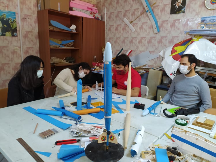 GSB_AvcilarGM's tweet photo. 🚀#İnovasyonAtölyesi kapsamında;
🛩️Model uçak eğitimi alan gençlerimiz
#ModelRoket başlangıcı, gövde, dümencik, başlık ve roket paraşütünden oluşan bölümleri öğrenerek yapımını deneyimliyorlar.🪂🚀🕹️
#GSBGM
#İstanbulGençliği https://t.co/4NOgCjFYs5