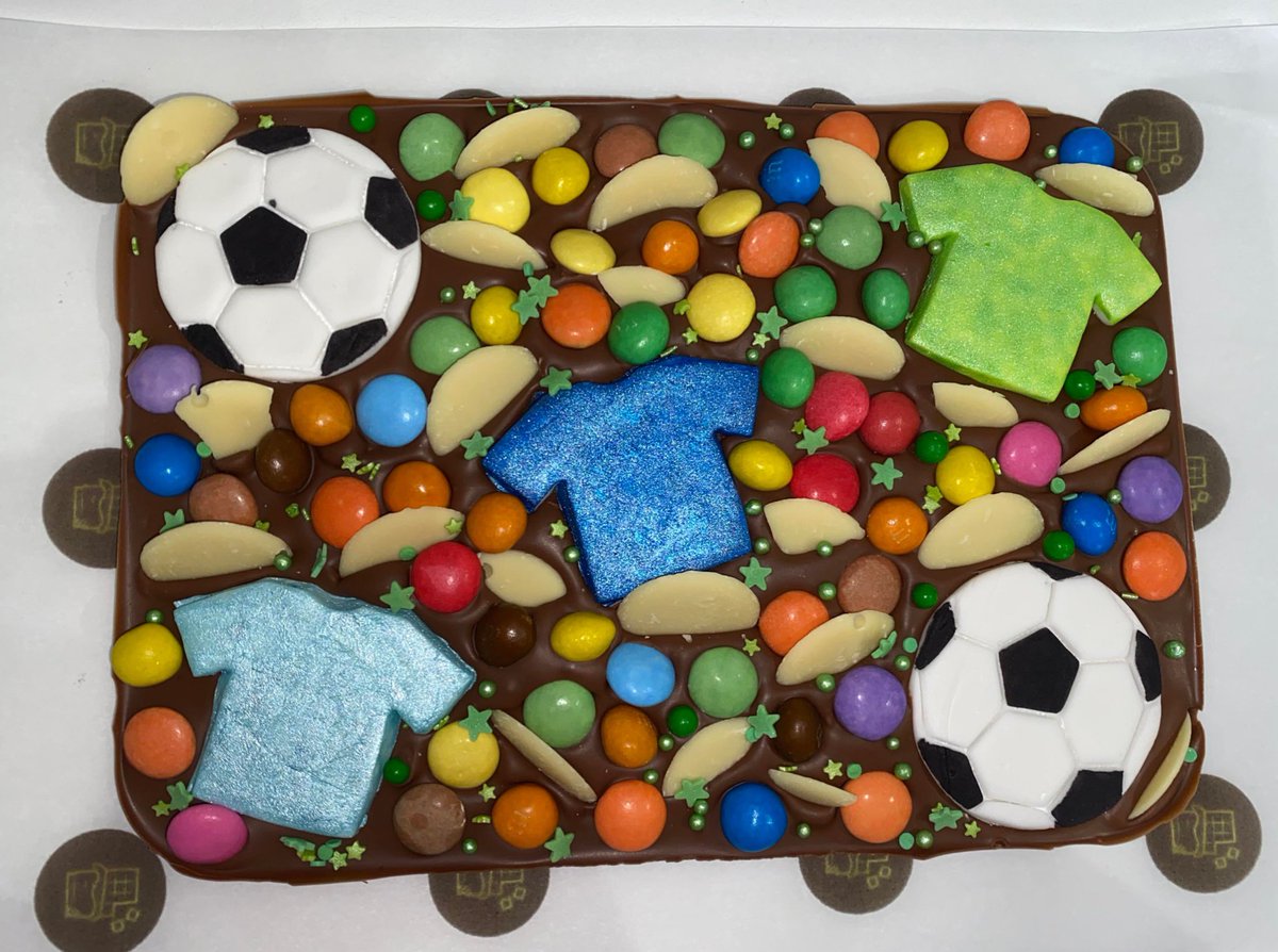 The_SweetPantry's tweet photo. Giant football themed chocolate slab ⚽️🥅
.
.
#football #chocolate #belgiumchocolate #baking #birthdayboy #chocolate #food #cravings #Christmasgifts https://t.co/2r8ArgPFc3