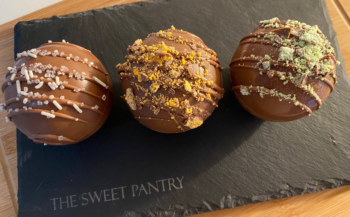 The_SweetPantry's tweet photo. Hot Chocolate Sphere’s! #hotchocolate #mint #orange #belgiumchocolate #ChristmasIsComing #christmaseve https://t.co/FuQUjELsC6