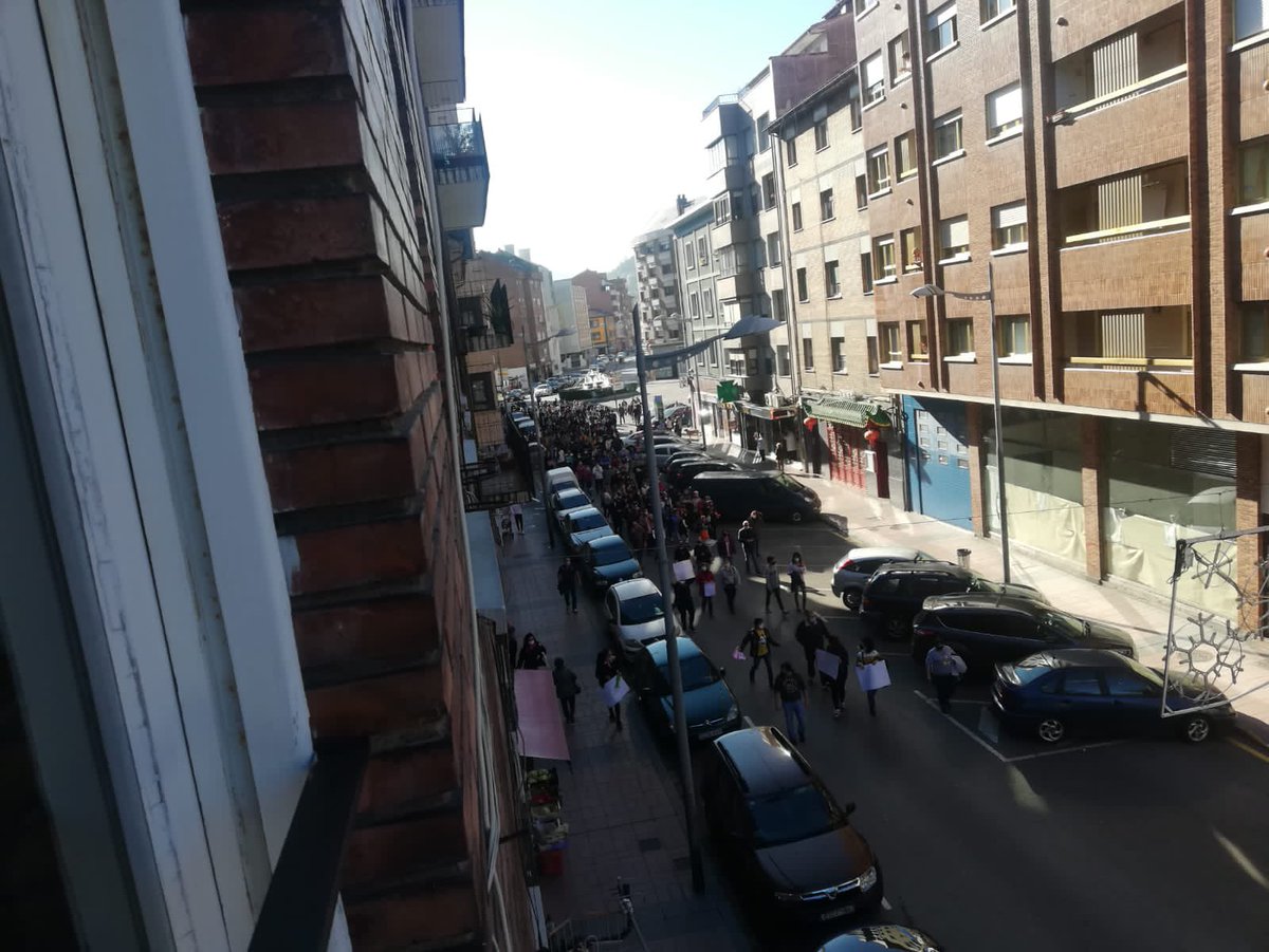 Copemieres's tweet photo. Recorrido por las calles de Mieres de la concentración que ha tenido lugar hoy en la Plaza del Ayuntamiento de los sectores de la hostelería y el comercio mierense https://t.co/oAg2Yd8gDk