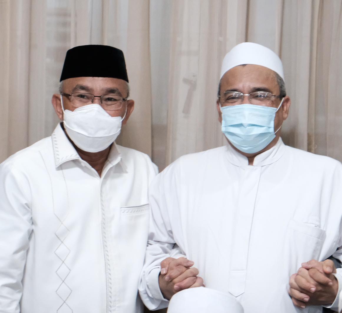 IdrisAShomad's tweet photo. Alhamdulillah dapat bersilaturahim kembali dengan kawan lama, Habib Rizieq Shihab.
(Jakarta, 12/11/2020) https://t.co/C6Q0dm9par