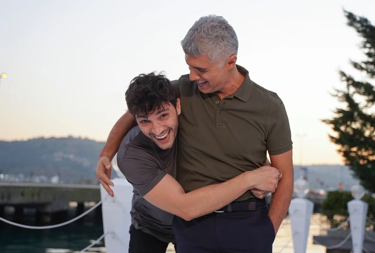 Scbdizi's tweet photo. İzleyici ile buluşmak için gün sayan #SeniÇokBekledim'in oyuncu kadrosunda yer alan ve son dönemde yıldızı parlayan yetenekli oyuncu @illhansen, “Erol” karakterine hayat verecek. @OzcanDeniz (Kadir) ile abi kardeşi canlandıracak olan oyuncu, sette performansıyla beğeni topluyor. https://t.co/0oRtq1Tbnc
