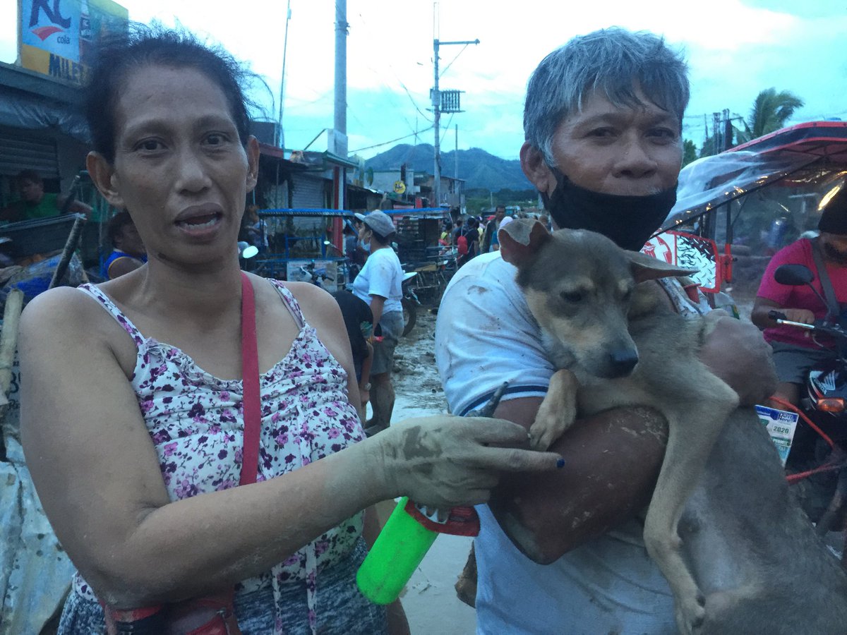 ANCALERTS's tweet photo. “Leave no one behind.” Residents of Kasiglahan 1, San Jose, Rodriguez, Rizal with their rescued pets.

Some portions of the village remain inundated with waist-deep waters following heavy downpour due to #UlyssesPH. https://t.co/KJzdjXCdZv | via @InaReformina