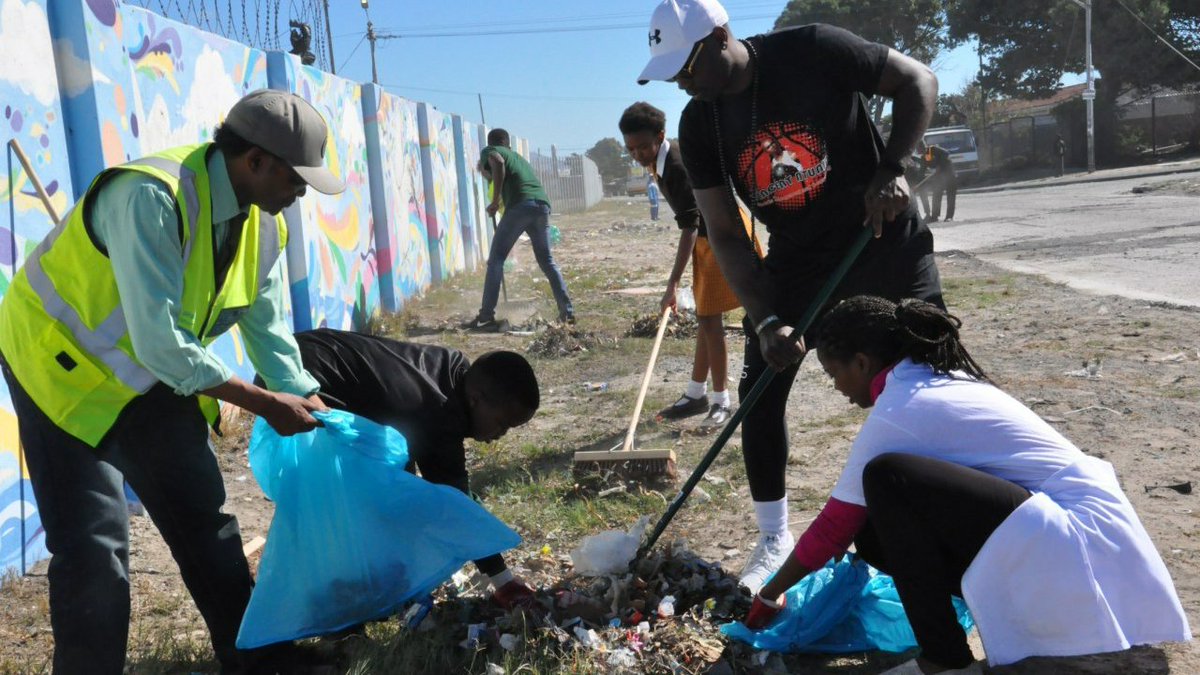 IPYG_AFRICA's tweet photo. Article 10 of the DPCW advocates for a Culture of Peace. Through clean ups and mural paintings, the youth of IPYG bring communities together and cultivate a sense of ownership that encourages one to be conscious and protective of their environment. https://t.co/ciQVPthTi2
