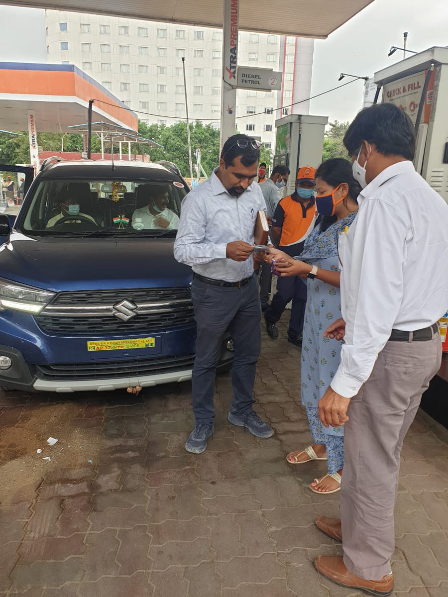 cocohitecg's tweet photo. Celebrating the green wheel with our new car owner-Mr. Naveen Kumar at Coco Hitech, one new car equals to one more sapling at our mother earth #TreeCheers @IndianOilcl
@manash_routray
@VigyanKumar
@DirMktg_iocl
@ChairmanIOCL https://t.co/KIRSJ7Xg31
