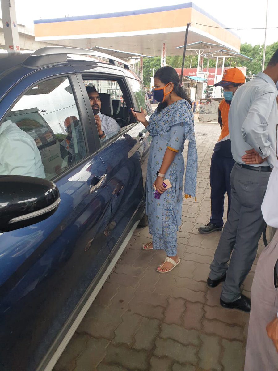 cocohitecg's tweet photo. Celebrating the green wheel with our new car owner-Mr. Naveen Kumar at Coco Hitech, one new car equals to one more sapling at our mother earth #TreeCheers @IndianOilcl
@manash_routray
@VigyanKumar
@DirMktg_iocl
@ChairmanIOCL https://t.co/KIRSJ7Xg31