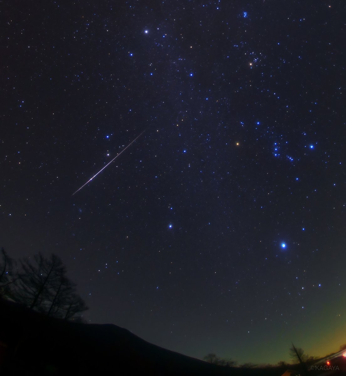 冬のダイヤモンドからこぼれ落ちるように明るい流れ星 本日未明撮影 冬の大六角形は冬のダイヤモンドともいわれます この流れ星は写真右上のおうし座の方向から流れましたので おそらくおうし座流星群です 火の粉をちらすようにゆうゆうと流れていきました 冬のダイヤモンドからこぼれ落ちるように明るい流れ星 本日未明撮影 冬の大六角形は冬のダイヤモンドともいわれます この流れ星は写真右上のおうし座の方向から流れましたので おそらくおうし座流星群です 火の粉をちらすようにゆうゆうと流れていきました