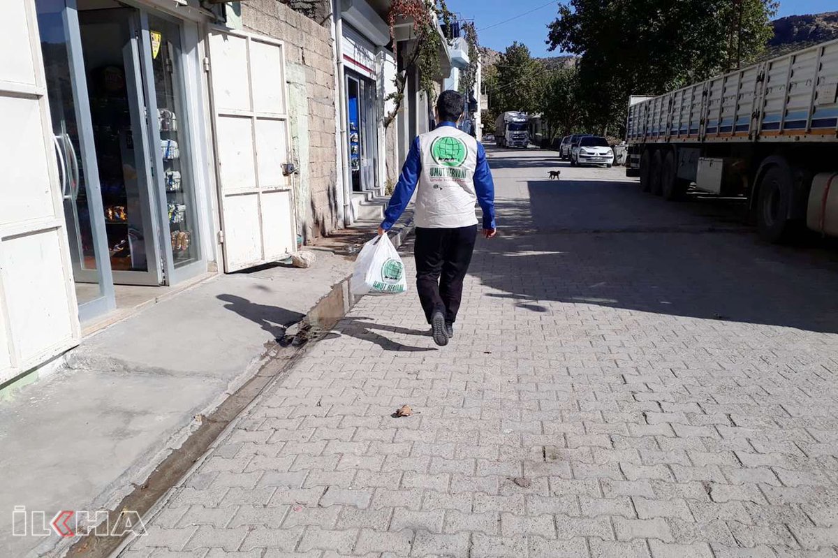 umutkervanivkf's tweet photo. Mardin Umut Kervanı, mağdur ve ihtiyaç sahibi ailelere maske dağıtımında bulundu.

https://t.co/5FSkpWNGAr https://t.co/J2gmar3UXo