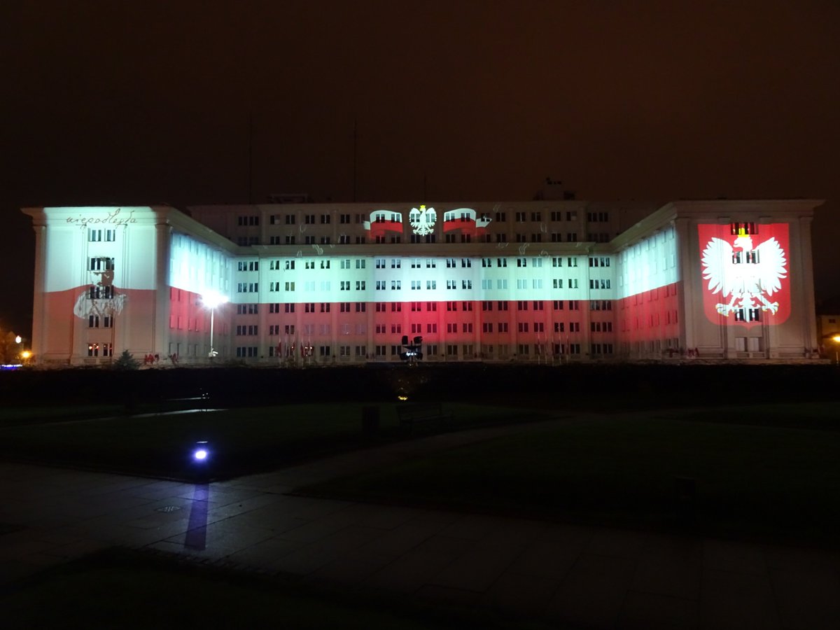 TheBloggerpl's tweet photo. Niesamowite podświetlenie Urzędu Wojewódzkiego z okazji Dnia Niepodległości :)  Tak wczoraj wyglądał Podkarpacki Urząd Wojewódzki :)#Poland #Polska #Rzeszów #UrządWojewódzki #dzienniepodleglosci   #thenostalgiastamps @The_Blogger_pl Website: https://t.co/PSZmDcfsTT https://t.co/PEFIBqSEjl