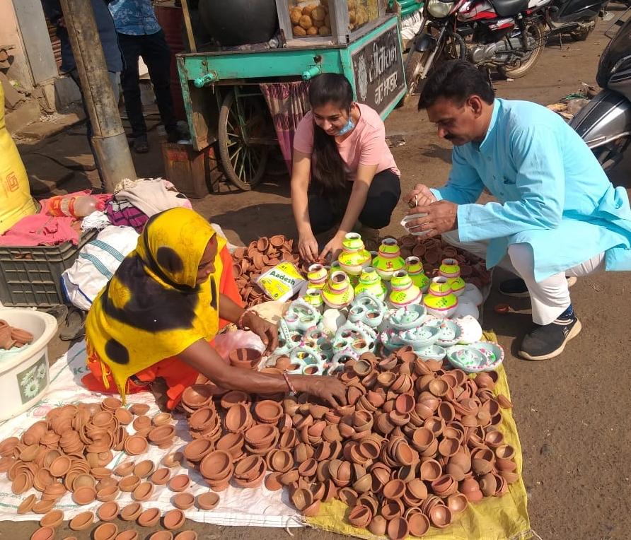 JhanviJain14's tweet photo. This Diwali, Let us bring happiness to someones face..lets go vocal for local #vocalforlocal #happydiwali #spreadhappiness #helpneedyones https://t.co/d4MfXMdaYo