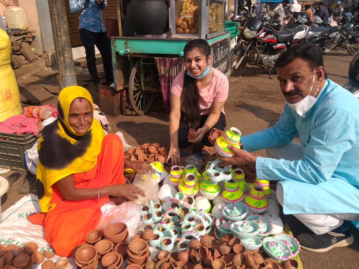 JhanviJain14's tweet photo. This Diwali, Let us bring happiness to someones face..lets go vocal for local #vocalforlocal #happydiwali #spreadhappiness #helpneedyones https://t.co/d4MfXMdaYo