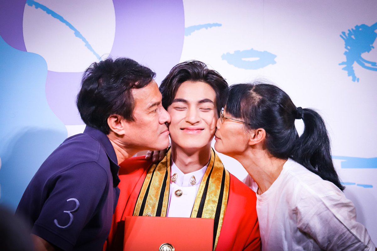 woongsunger's tweet photo. the most special persons in gulfie's life 🤍 #ConGULFtulations https://t.co/KI4mwwrqM5