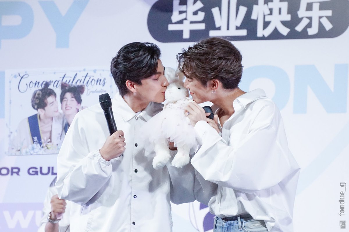 woongsunger's tweet photo. the most special persons in gulfie's life 🤍 #ConGULFtulations https://t.co/KI4mwwrqM5