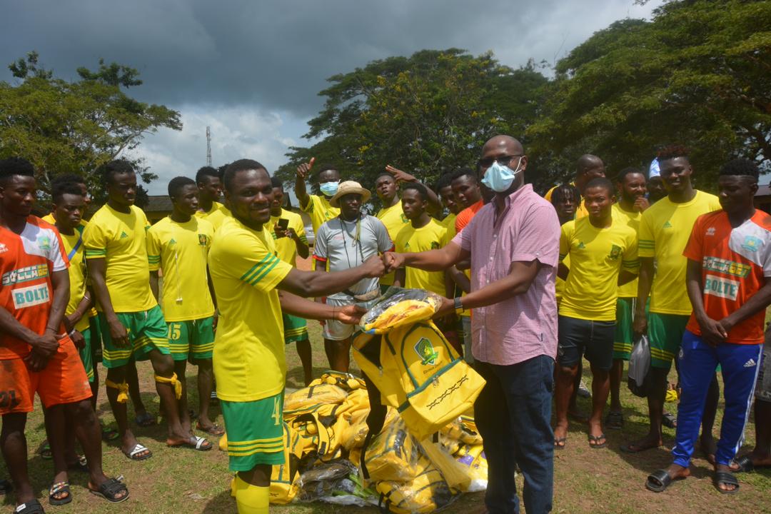 Ebusua_Dwarfs's tweet photo. Our team received it kits for the upcoming season from @Pokoo15 .it was presented to us yesterday by our management after training .

#WeAregoodToGo
#WeAreDwarfs ⚽️🦀🔰 https://t.co/gkJK6Y30E2