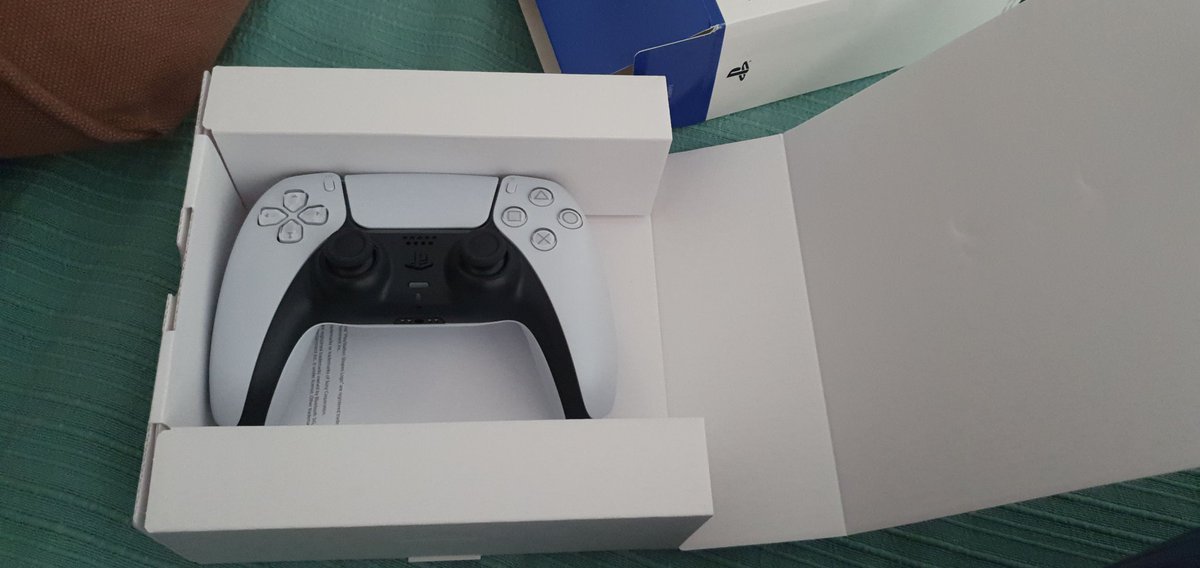 unFerMas's tweet photo. buenos días @VideojuegosGAME me acaba de llegar mi mando de la PS5,pero no traía plástico de embalaje ni nada,completamente desnudo,¿es normal? https://t.co/hofGSJ7zyS