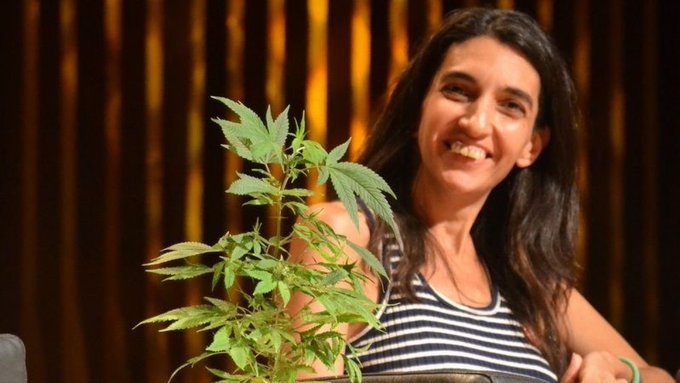 luisbremer's tweet photo. "Lo aprobado ayer genera un registro de usuarios con fines terapéuticos, venta en farmacias en principio productos importados hasta que se desarrollen productos nacionales" Valeria Salech @MamaCultivaArg en #DejameQueTeCuente 
@FolkloricaFM987 https://t.co/Kzsgx3BIUp