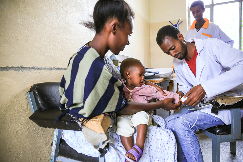 We’ve provided 1,000  #pulse oximeters to  #COVID19 treatment centers. With  @FundlaCaixa through  @unicef_es, 6,000 ARIDA devices have been provided to health extension workers across the country to detect fast-breathing in babies and rapidly flag low levels of blood oxygen.
