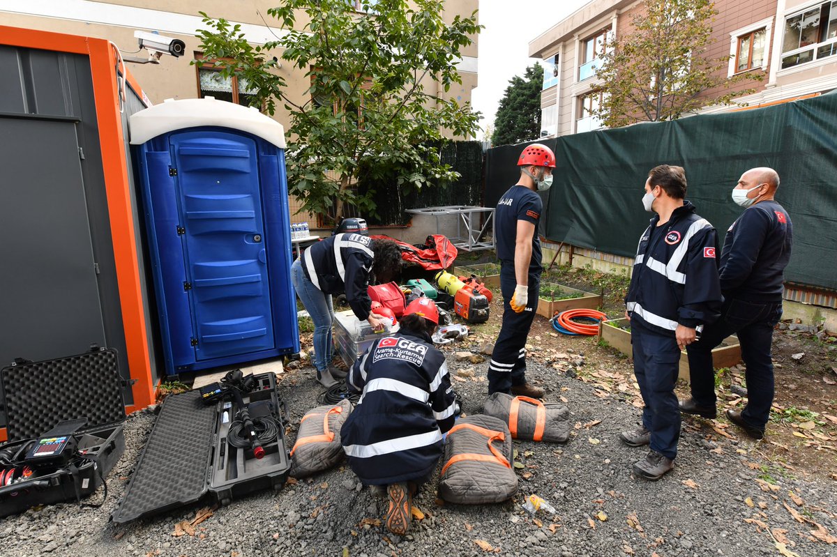 hilmiturkmen34's tweet photo. İzmir’de günler sonra 1 anne ve 3 evladını, kendi tabirleri ile “1 karışlık bir boşluktan milim milim ilerleyerek” kurtaran GEA SAR Arama Kurtama ekibini ziyaret ettik.

Üsküdar’ın gururu olan değerli arkadaşlarımızla iş birliğimiz her açıdan artarak devam edecek. https://t.co/d8whHR7u7T