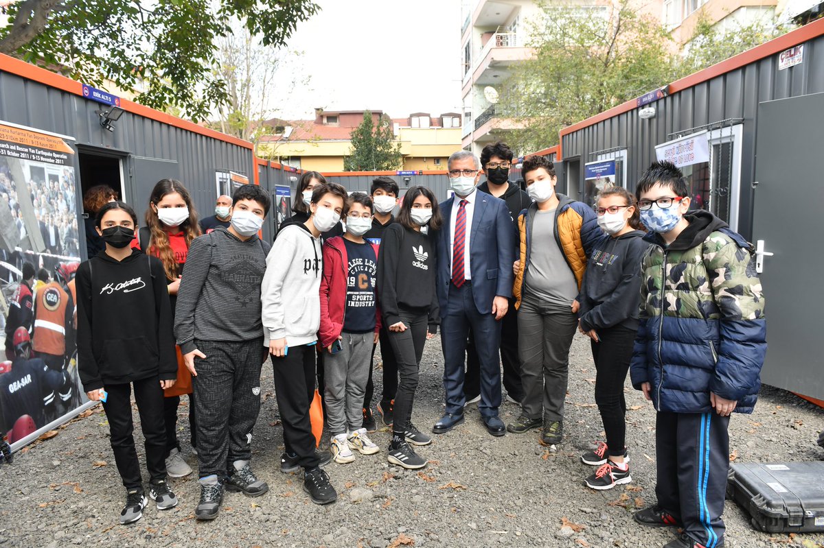 hilmiturkmen34's tweet photo. İzmir’de günler sonra 1 anne ve 3 evladını, kendi tabirleri ile “1 karışlık bir boşluktan milim milim ilerleyerek” kurtaran GEA SAR Arama Kurtama ekibini ziyaret ettik.

Üsküdar’ın gururu olan değerli arkadaşlarımızla iş birliğimiz her açıdan artarak devam edecek. https://t.co/d8whHR7u7T