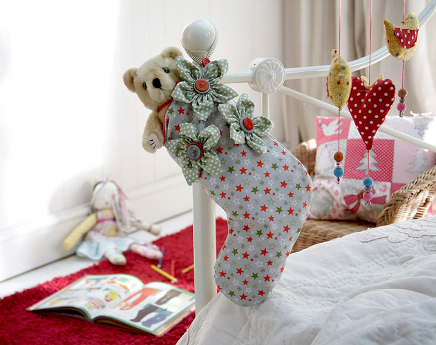 HYSewingClub's tweet photo. Don't forget to download my Flower Christmas Stocking pattern from November 2018 before the end of the month! This pattern is the perfect thing to help you get into the festive spirit.

You can download this pattern here: https://t.co/vaDs5icomu https://t.co/bANx7t8BzP